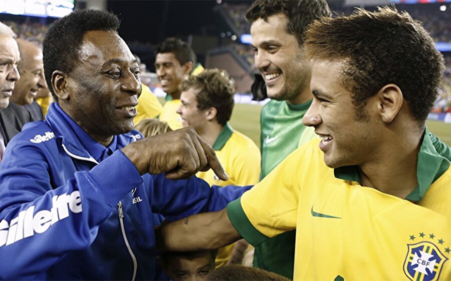 Brezilya tarihinin en iyi futbolcusu Pele de bir Neymar hayranı. Pele, genç yetenek için, “Şu anda Brezilya'nın en iyi futbolcusu Neymar. Barcelona'dayken Messi ile büyük bir rekabet içindeydi. Bu gidiş onun adına büyük bir şans. Hatta buna ihtiyacı vardı. Şimdi gerçekten futbolunu oynayabilir ve yapabileceklerini herkese gösterebilir.