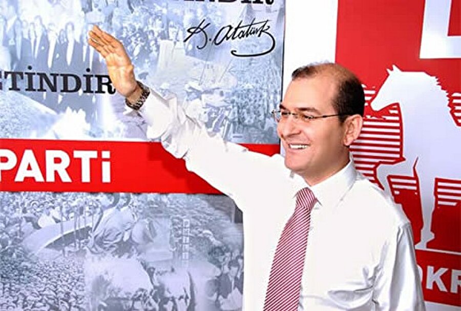 Siyasi hayata başlangıcı DYP

                                    Eski adı Doğru Yol Partisi (DYP) olan Demokrat Parti’nin gençlik kollarında siyasi hayatına başladı, babası Hasan Soylu’nun parti içindeki aktifliği, Süleyman Soylu’nun siyaset ile kaynaşmasında büyük rol aldı. Yetenekleri onun parti içinde hızla yükselmesine vesile oldu.
                                