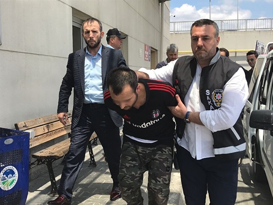 Sakarya'da Suriyeli hamile kadını öldüren 2 canavara verilen ceza belli oldu
Sakarya'da Suriyeli hamile kadını öldüren 2 canavara verilen ceza belli oldu Sakarya 1’inci Ağır Ceza Mahkemesi’nce, Suriyeli 9 aylık hamile Emani Al Rahmun (20) ile 10 aylık bebeğini öldüren Birol Karacal ile Cemal Bay'a 2’şer kez ağırlaştırılmış ömür boyu hapis cezası verildi. Sanıklara ayrıca, ’nitelikli cinsel saldırı’ suçundan 30’ar yıl, 'yağma' suçundan 15 yıl, 'kişiyi hürriyetinden yoksun kılmak' suçundan 21’er yıl, 'konut dokunulmazlığı' suçundan ise 6’şar yıl hapisle cezalandırıldı.