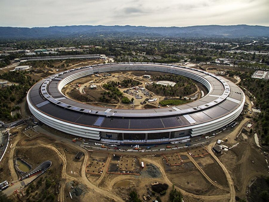 Apple Park'ın en yeni görüntüleri paylaşıldı
Büyük bir kısmı tamamlanan ve Apple genel merkezinin parça parça taşınmaya başlandığı Apple Park, tamamen kullanıma açılacağı günü bekliyor. ABD’nin San Francisco, eyaletinde bulunan Apple Park, Steve Jobs tarafından ‘uzay üssü’ olarak adlandırılıyordu. 12 binden fazla kişiye ev sahipliği yapacak yeni kampüs, çatısında bulunan güneş panelleri sayesinde 17 Megawatt elektrik üretebilecek. Fotoğraflar için haberimizi inceleyebilirsiniz.