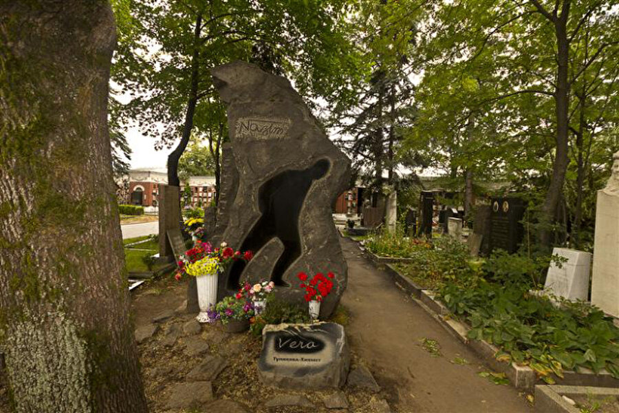 Mezarlığı Moskova'da!

                                    Usta sanaçının mezarı, Novodeviçi Mezarlığı'nda Moskova'da bulunuyor.
                                