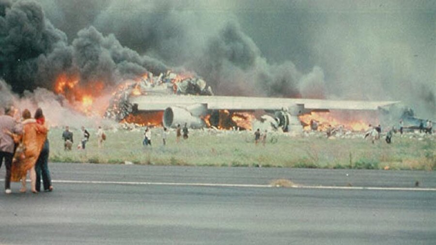 27 Mart 1977 – Tenerife 

                                    Takvimler 27 Mart 1977’yi gösterirken, Tenerife Adası’nda KLM Boeing 747 – Pan Am Boeing 747 uçakları çarpıştı. Kalkış halindeki KLM indikten sonra henüz pisti terk etmemiş Pan Am ile çarpıştı. Kazada toplam 583 kişi öldü.  Tenerife faciası dünya sivil havacılık tarihindeki en ölümcül kazadır.
                                