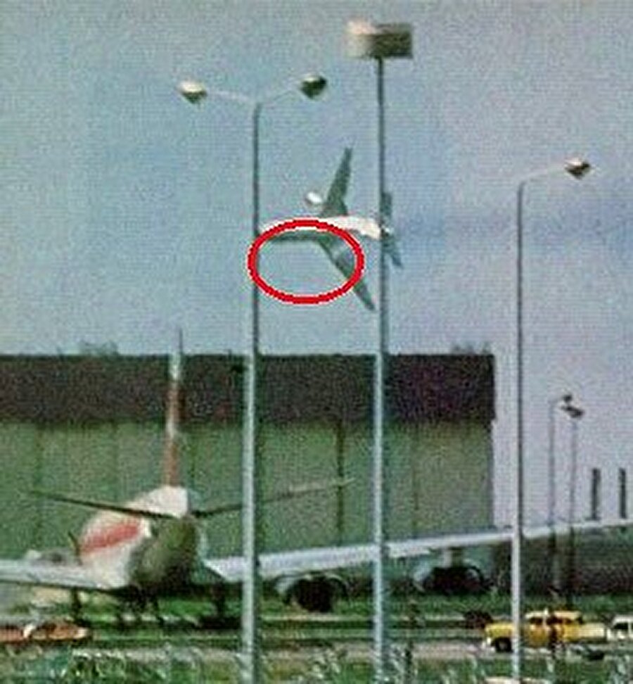 25 Mayıs 1979 - ABD

                                    Amerikan Hava Yolları'na ait DC-10 tipindeki uçak Chicago o'hare uluslararası havalimanından kalkışından hemen sonra sol motorunun kopması neticesinde çakıldı. 2'si yerde olmak üzere toplam 273 kişi hayatını kaybetti.
                                