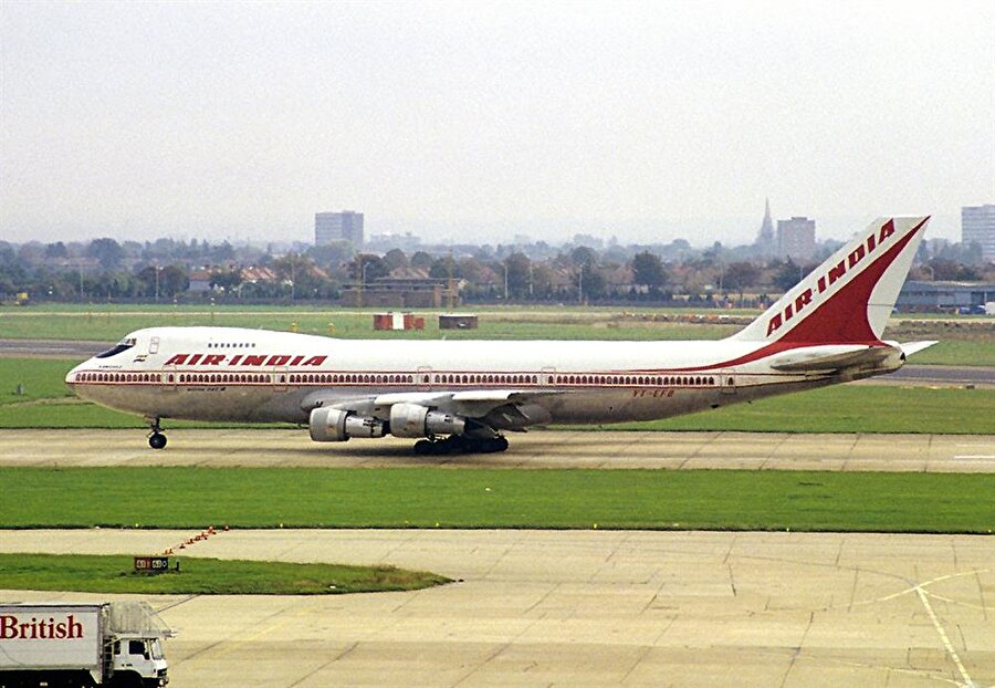 23 Haziran 1985 - Atlas Okyanusu

                                    Hindistan Hava Yolları’na ait bir Boeing 747, kargo bölümündeki bombanın patlaması sonucunda İrlanda açıklarındayken havada parçalandı. Uçakta bulunan 329 kişinin tamamı hayatını kaybetti. Bu eylemin kim tarafından ne amaçla yapıldığı konusundaki tartışmalar halen sürmektedir. Bombalı valizin kim tarafından uçağa verildiği ise halen bulunamamıştır.
                                