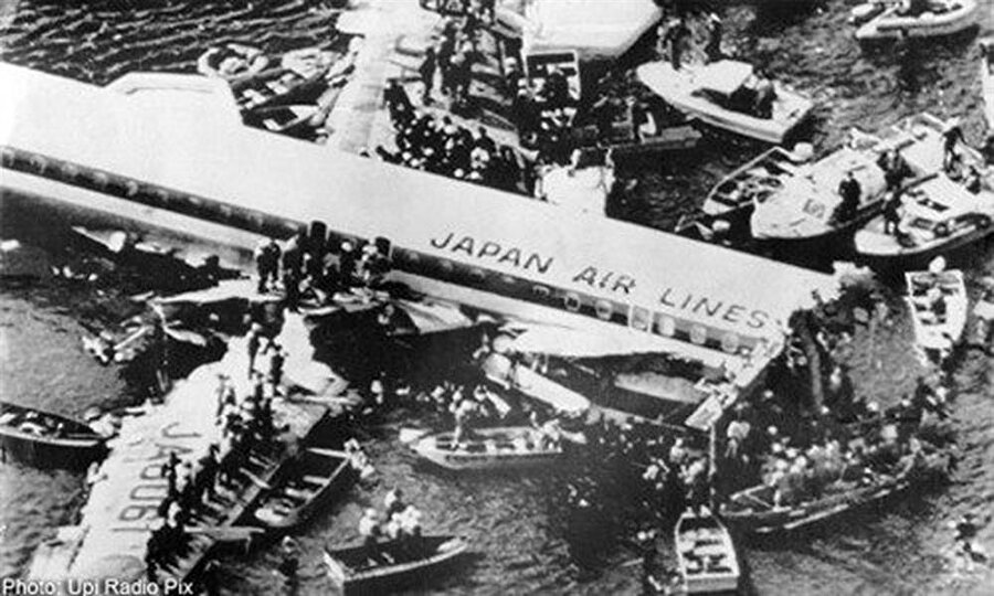 12 ağustos 1985 - Japonya 

                                    Japon Hava Yollarına ait Boeing 747SR tipi uçakta kalkıştan 12 dakika sonra dikey kuyruğun büyük bir kısmı koptu, pilotların yoğun çabası sonucu 32 dakika daha uçan uçak Ueno yakınlarında Takamagahara dağına düştü. 15'i mürettebat 520 kişi ölürken 4 kişi kurtuldu. Bu kaza Tenerife faciasından sonra dünya sivil havacılık tarihindeki en ölümcül ikinci kaza oldu. Aynı zamanda tek uçağın karıştığı en çok ölümlü kazadır.
                                
