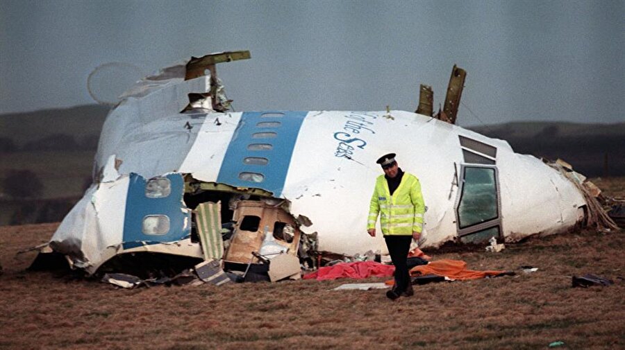 21 Aralık 1988 - Lockerbie

                                    İskoçya

  
Pan-Am Hava Yolları'na ait Boeing 747 tipi bir yolcu uçağı 21 aralık 1988 tarihinde Londra-New York seferini yaparken, İskoçya'nın Lockerbie yakınlarında düşmüştür. Uçaktaki 258 kişi ve kasabada yaşayan 17 kişi ile birlikte toplam 275 kişinin öldüğü ve sorumlusunun Libya'nın olduğu düşünülen olaydır.
                                