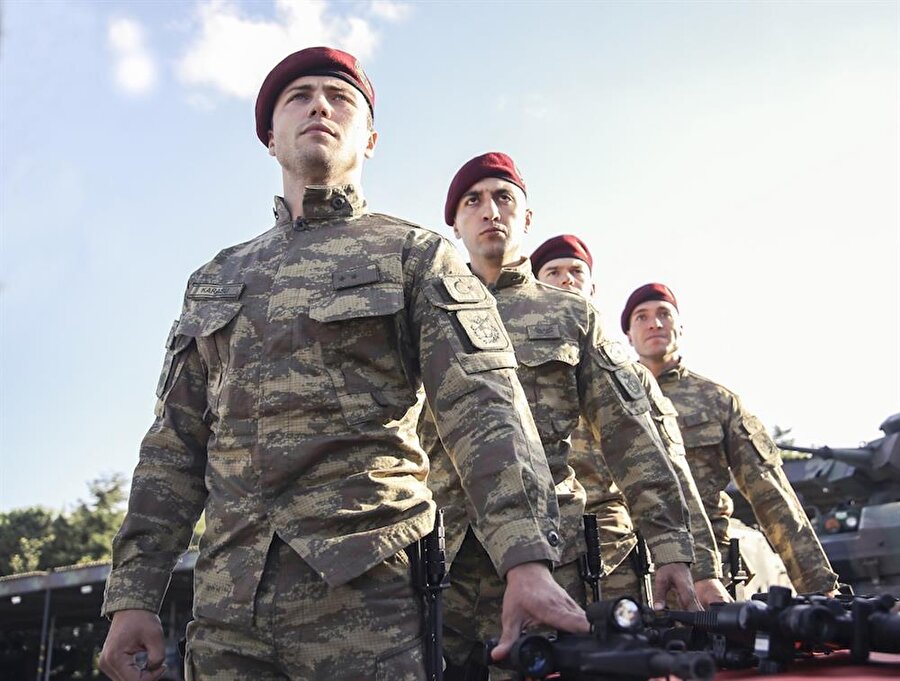 Hapse düştü, olay oldu!
İstifa sonrası babası Agah'ın peşine düşen Yavuz Komutan, öldürmek için yemin etti. Heyecanla izlenen bölüm sonrası yeni bölümden ilk sahne de izleyici ile paylaşıldı. Yavuz Komutan'ın hapse düştüğü görüntüler sosyal medyada olay oldu. Görevi ve arkadaşları için büyük fedakarlıklar yapan Yavuz karakterinin tekrar görevine dönüp dönmeyeceği merak konusu oldu.