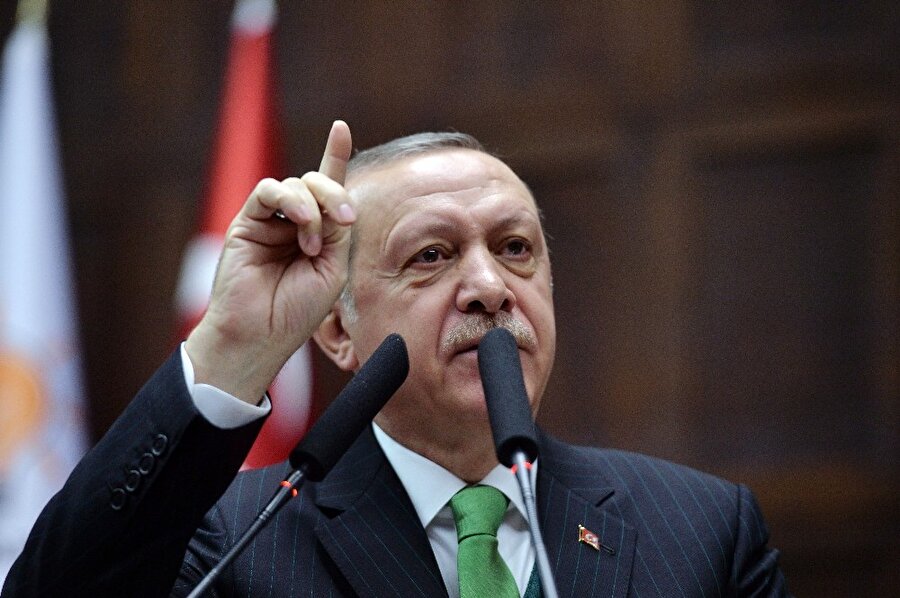 Cumhurbaşkanı Erdoğan: İstanbul'a bir il başkanı seçmişler ki tam bir facia
Cumhurbaşkanı Recep Tayyip Erdoğan, AK Parti grup toplantısında CHP'nin İstanbul'a seçtiği il başkanı hakkında sert açıklamalarda bulundu. Erdoğan, "İstanbul'a bir il başkanı seçmişler ki tam bir facia." dedi. Erdoğan, ABD’nin Suriye’de ‘Sınır güvenliği’ konusunda ise NATO’ya seslenerek; “Ey NATO siz ortaklarınızdan birine herhangi bir sınır tecavüzünde bulunanlara karşı tavır almakla da mükellefsiniz. Şu ana kadar siz ne tür bir tavır aldınız. Bunu kendilerine duyurduk, duyuruyoruz. Genelkurmay Başkanımız kendileri ile bu konuda görüşüyorlar, görüşecekler.” Açıklamasında bulundu.