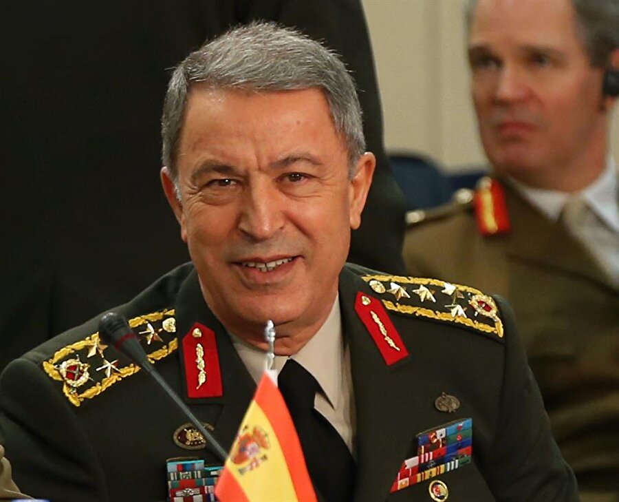 Genelkurmay Başkanı Orgeneral Akar: YPG'nin desteklenmesine müsaade etmeyeceğiz
Genelkurmay Başkanı Orgeneral Hulusi Akar, Belçika'nın başkenti Brüksel'deki NATO Askeri Komite Genelkurmay Başkanları Toplantısı'nın açılış oturumunda söz aldı. Akar: "YPG'nin desteklenmesine müsaade etmeyeceğiz" dedi. Orgeneral Akar, üye ülkelerin genelkurmay başkanlarına hitaben yaptığı konuşmada, "NATO, terörizmle mücadele söz konusu olduğunda, terörist örgütler arasında ayrım yapmamalıdır." ifadesini kullandı.