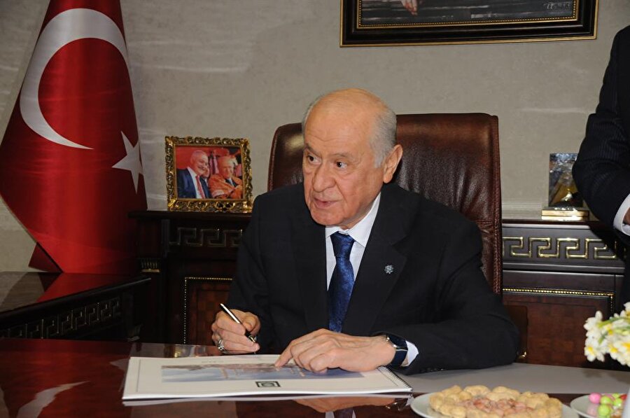 Bahçeli, Osmaniye dönüşünde gazetecilerle sohbet etti.