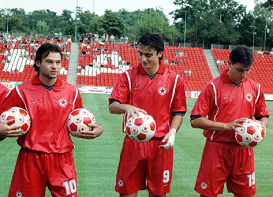 
                                    1999-2001 yılları arasında CSKA Sofya forması altında çıktığı 50 maçta Berbatov 25 gol kaydetti. Attığı şık gollerle dikkat çeken Berbatov, Alman ekibi Bayern Leverkusen'in radarına girdi.
                                