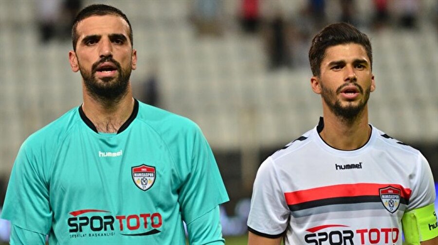 Beşiktaş'tan 9 gol yiyen kaleci Süper Lig'e transfer oldu
Türkiye Kupası'nda Beşiktaş'ın Manisaspor'u 9-0 mağlup ettiği karşılaşmada gözyaşlarını tutamayan kaleci Emrullah Şalk, Süper Lig'e transfer oldu. 30 yaşındaki kaleci yeni takımının eşofmanlarıyla ilk pozunu verdi.