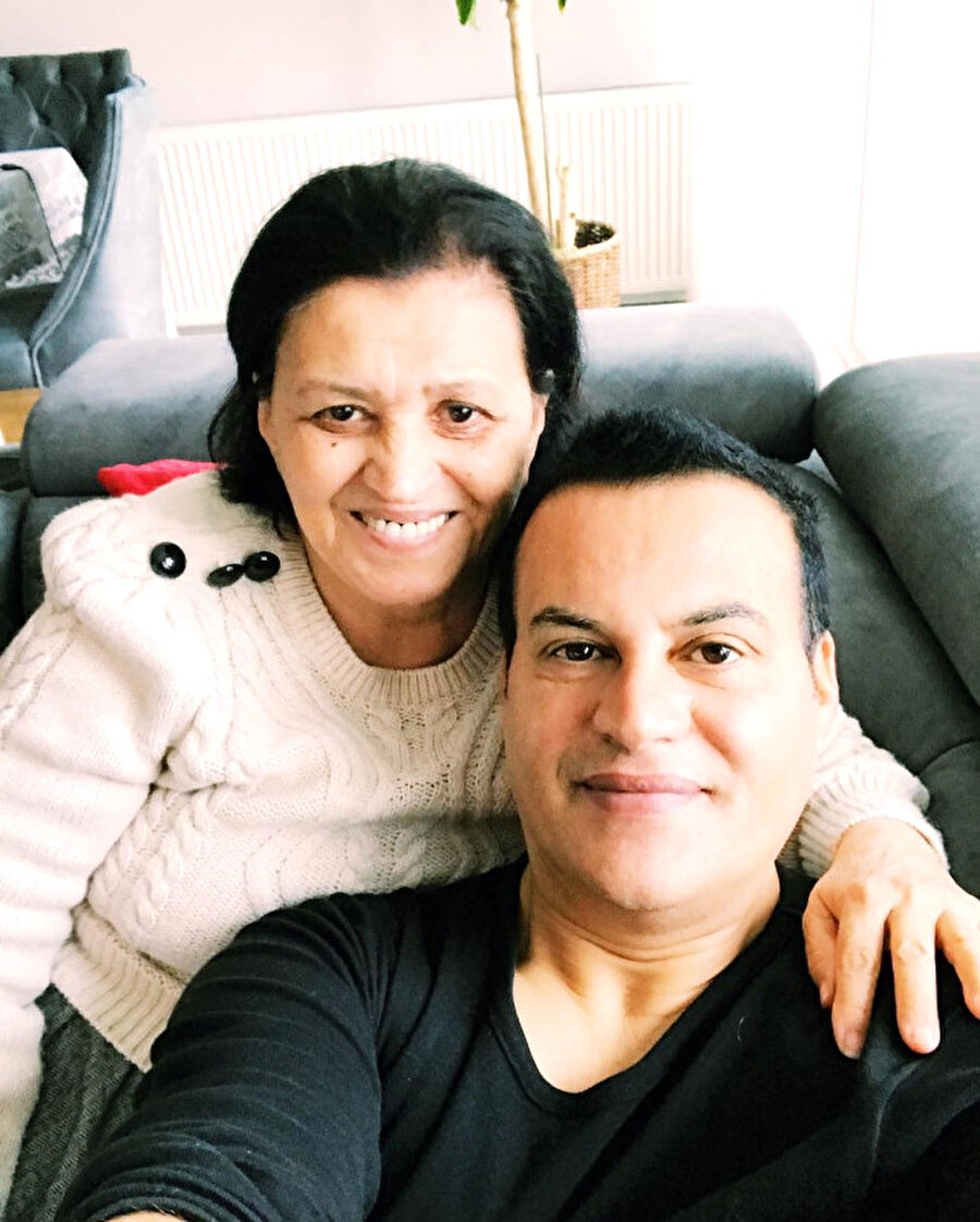 İşte o paylaşım!

                                    Annesiyle fotoğrafını sosyal medya hesabından paylaşan Peker'in annesini görenler gözlerine inanamadı.
                                