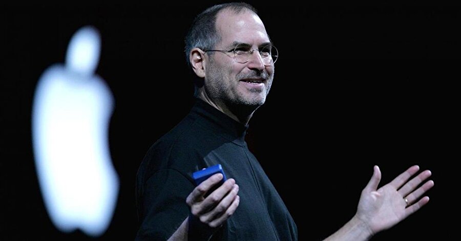 Steve Jobs- Walter Isaacson
Hepimizin
çok yakından tanıdığı, elimizden düşürmediğimiz telefonların yaygınlaşmasına
neden olan Steve Jobs'ı anlatan bu kitap da oldukça ilginç bilgiler içeriyor.
Yazar Walter Isaacson, Steve Jobs kendisine ulaşıp biyografisini yazdırmak
istediğinde onu reddetti. Daha sonra Jobs'ın hastalığının ilerlemesi ve eşi Lourene
Jobs'ın da ısrarı üzerine kitabı yazmayı kabul eden Isaacson, eserde daha
önceden duyulmamış bilgilere de yer veriyor.