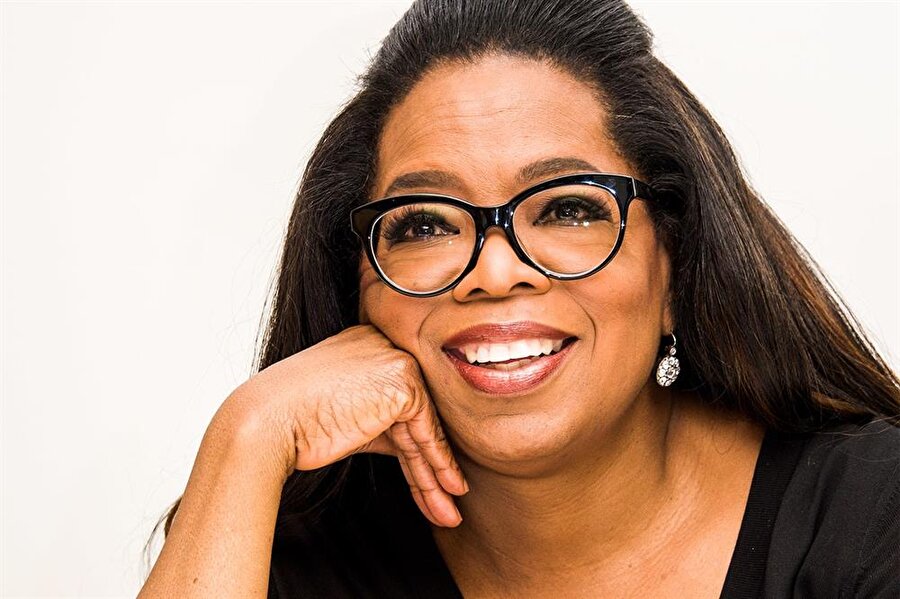 Artık Biliyorum- Oprah Winfrey
Irkçılığın
hüküm sürdüğü 1954 yılının ABD'sinde yoksul bir madencinin siyahi bir evladı
olarak dünyaya gelen Oprah yıllar sonra aynı ülkenin en zengin ve sevilen
insanlarından birisi haline geldi. ABD tarihinin en çok izlenen televizyon
programlarına imza atan Winfrey'in kaleme aldığı ve yer yer hayat hikayelerini
de paylaştığı bu eser size de ilham kaynağı olabilecek niteliğiyle listemize
giriyor.