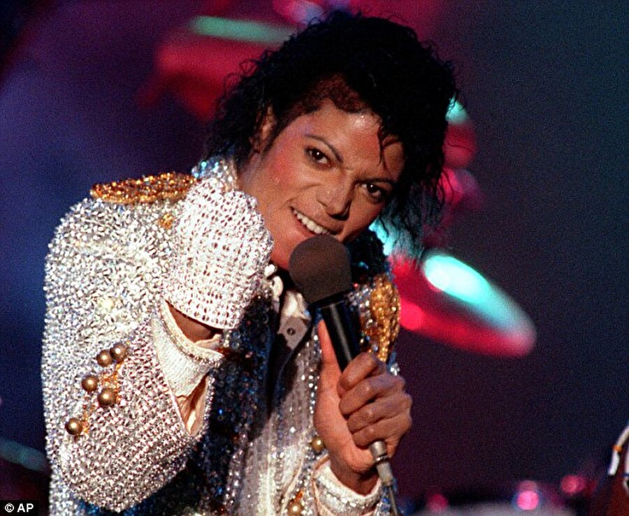 Ölmedi mi?

                                    2009 yılında çıkan ölüm haberlerine rağmen, ölümü daima muamma olarak kalan Michael Jackson'ın sosyal medyada dolaşan son fotoğrafı kafaları iyice karıştırdı.
                                