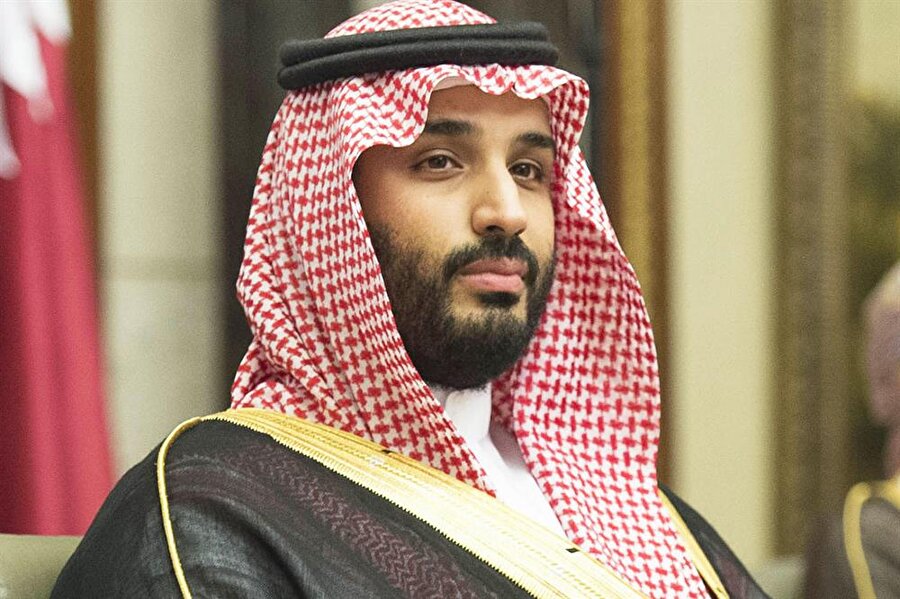 MUHAMMED BİN SELMAN - Suudi Arabistan Veliaht Prensi
2017’de veliahtlık makamına hızlı
ve olaylı geçiş serüveniyle 2017’de
dünyada en çok konuşulan isimlerden
biri olan Suudi Arabistan’ın 32
yaşındaki genç Prensi Muhammed
bin Salman, 2018’de de dört nedenden
dolayı gündemde olmaya devam
edecek.
Birincisi, Suud hanedanından çok
sayıda prensin de aralarında bulunduğu
200 kişiyi yolsuzluk gerekçesiyle
tutuklaması. İkincisi, Suudi Arabistan’ı
ılımlı İslam’a dönüştüreceğini açıklaması.
Üçüncüsü 2 trilyon dolar değer
biçilen devlet petrol şirketi Aramco’yu
halka arz edeceğini beyan etmesi.
Dördüncüsü, Suudi Arabistan-Ürdün
sınırında ve İsrail’e de yakın bir bölgede,
500 milyar dolara mal olacak
Neon isimli bir şehir kuracağını ilan
etmesi.
Geçen yıl Suudi Arabistan’da hayat
tarzının serbest hale gelmesi için
açılımlar yapacağını ilan eden genç
prens Salman, 250 yıllık Vehhabi
felsefesini ve Suud alimlerini karşısına
aldı. Trump’ın Suud ziyareti sonrasında,
kimilerine göre onun fikir babası
sayılan Birleşik Arap Emirlikleri Prensi
Abdullah bin Zayed ile birlikte Katar’a
ambargo uygulama kararı aldı ve
hayata geçirdi. Ancak Trump’ın bu
adıma destek vermemesi nedeniyle
ambargodan kesin bir netice alamadı.  
Suudi Arabistan’ın 80 yaşının
üzerindeki Kralı Salman bin Abdü-
laziz Al Saud, veliaht makamındaki
yeğeni azlederek ev hapsine aldı ve
onun yerine veliaht prenslik koltuğuna
oğlu genç Salman’ı oturttu. Suudi
Arabistan’ın geleceği tamamen onun
omuzlarına emanet edilmiş oldu.
Veliaht Salman’ın karşısına çıkan ilk ve
en hayati sorun, düşük petrol fiyatları
nedeniyle uzun süredir alarm veren
ekonomik zorlukların üstesinden
gelmek.
Salman’ın petrol fiyatlarının 30
dolarlara kadar düşmesi nedeniyle
tarihinde ilk defa dış borç almak
zorunda kalan ve bütçe açığı veren
ülkeye para kazandırmak ve petrol
sonrası dönemde çeşitlenmiş bir
ekonomiye sahip olabilmek için köklü
reformlar yapması gerekiyor. 