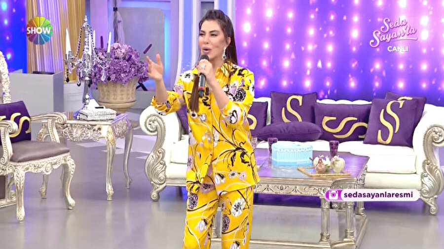 Alay konusu oldu!
Show TV ekranlarında Seda Sayan'ın sunduğu programa katılan ünlü şarkıcı Ebru Yaşar'ın canlı yayın kıyafeti sosyal medyada alay konusu oldu. Yaşar'ın canlı yayın kıyafeti pijama takımına benzetildi. 