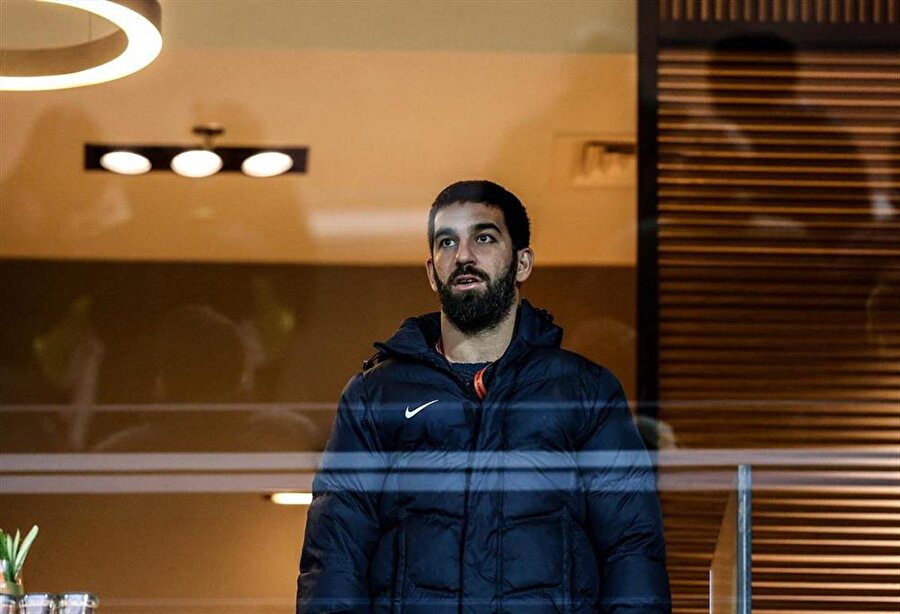 Galatasaraylı bir grup taraftar, Emre Belözoğlu ve Acun Ilıcalı vurgusuyla altyapıdan yetişen oyuncularına sitem etti.