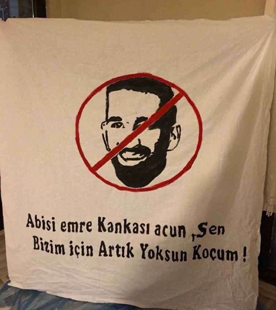 Hazırlanan pankartta, "Abisi Emre, kankası Acun. Sen bizim için artık yoksun koçum" ifadeleri yer aldı.