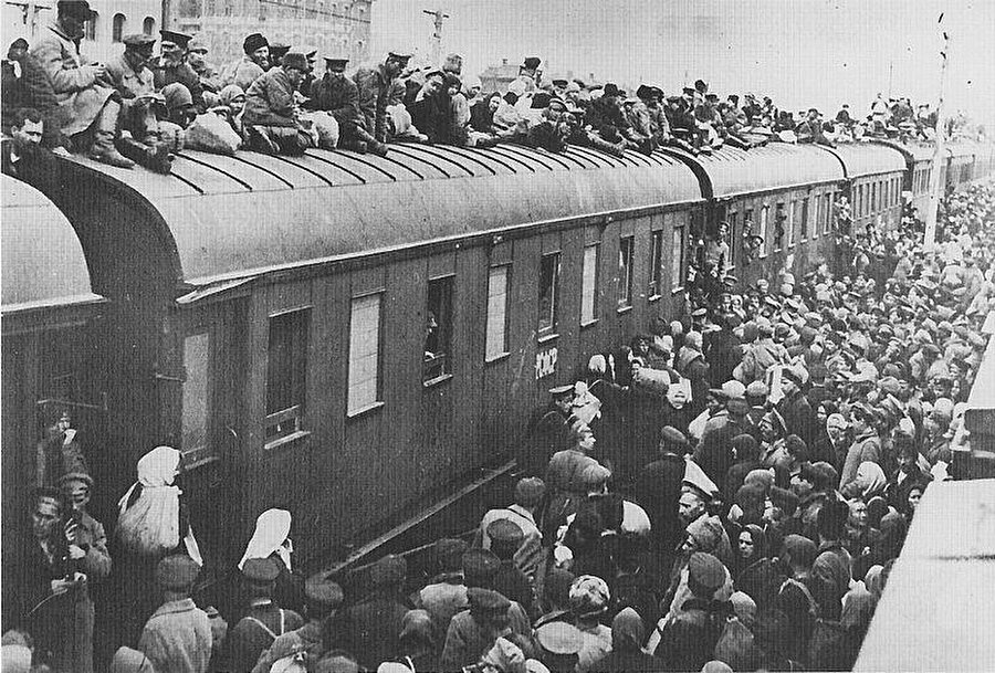 
                                    
                                    
                                    
                                    Ukraynalı köylüleri tehdit olarak gören Stalin, binlerce Sovyet memuru kooperatif tarım uygulamaları kabul ettirip, köylülere baskı kurması için Ukrayna'ya gönderdi.

  
Ukrayna'da yaklaşık yarım milyondan fazla insan rejimin tarım uygulamalarına isyan ettiği için evlerinden sürüldü, yük trenlerine dolduruldu, Sibirya'ya sürgün edildi. Sürgün sırasında binlerce Ukraynalı açlıktan, hastalıktan hayatını kaybetti. 

  
Sovyet Rusya’sı Ukrayna'da suni kıtlık oluşturmak için birtakım uygulamaları işleme koydu. Amaç Ukraynalı köylüleri cezalandırmaktı.
                                
                                
                                
                                