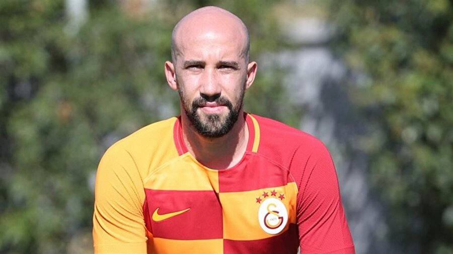 LASMİN LATOVLEVİCİ

                                    
                                    Karabükspor'daki iyi performansıyla Galatasaray'a transfer olmayı başaran Latovlevici'nin Sivasspor'a transfer olma durumu var. Fatih Terim onu Antalya'ya götürdü ancak başarılı teknik adam çok daha agresif ve hızlı bir sol bek istiyor. Bu bölge için transfer arayışları halen sürüyor.
                                
                                