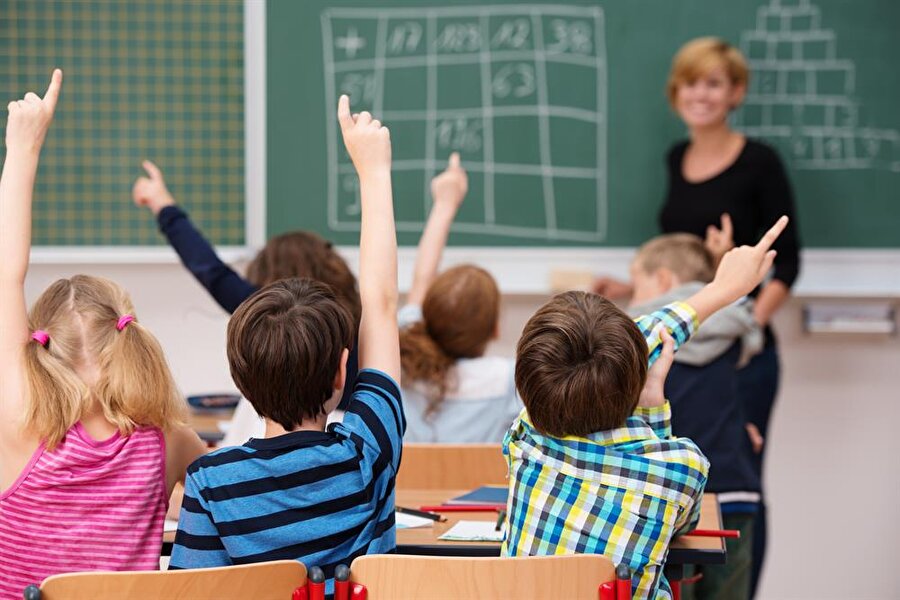 18 milyon öğrenci için karne heyecanı
Okul öncesi, ilkokul, ortaokul ve liselerde okuyan yaklaşık 18 milyon öğrenci, karne heyecanı yaşıyor.2017-2018 eğitim öğretim yılının birinci dönemi sona eriyor.
Okul öncesinde 1 milyon 466 bin 409, ilköğretimde 10 milyon 657 bin 534, ortaöğretimde 5 milyon 849 bin 970 olmak üzere toplam 17 milyon 973 bin 913 öğrenci bugün karne alıyor.
Öğrenciler, yoğun geçen dönemin ardından iki hafta dinlenme fırsatı bulacak.
2017-2018 eğitim öğretim yılının ikinci dönemi, 5 Şubat Pazartesi günü başlayacak ve 8 Haziran Cuma günü sona erecek. Yaklaşık 3,5 ay sürecek yaz tatilinin ardından 2018-2019 eğitim öğretim yılı, 17 Eylül 2018 Pazartesi günü başlayacak.