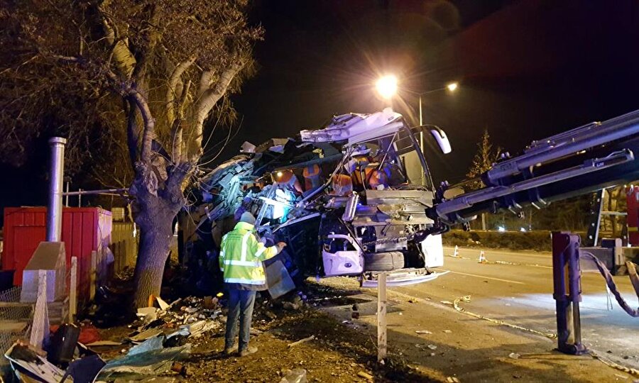 Eskişehir'de gezi otobüsü kaza yaptı: 11 ölü, 44 yaralı

                                    
                                    Ankara'dan Bursa'ya geziye gidenleri taşıyan otobüs Eskişehir'de kaza yaptı. Feci kazada 11 kişi yaşamını yitirirken 44 kişi de yaralandı. Kimliği henüz tespit edilemeyen sürücünün kullandığı, Ankara'dan Bursa'ya geziye giden yolcuları taşıdığı öğrenilen Kartallar Gezi firmasına ait tur otobüsü, Eskişehir-Bursa karayolunun 3. kilometresinde yol kenarındaki ağaçlara çarptı. Yaralılar, 112 Acil Servis ekipleri tarafından kentteki hastanelere kaldırıldı.
                                
                                