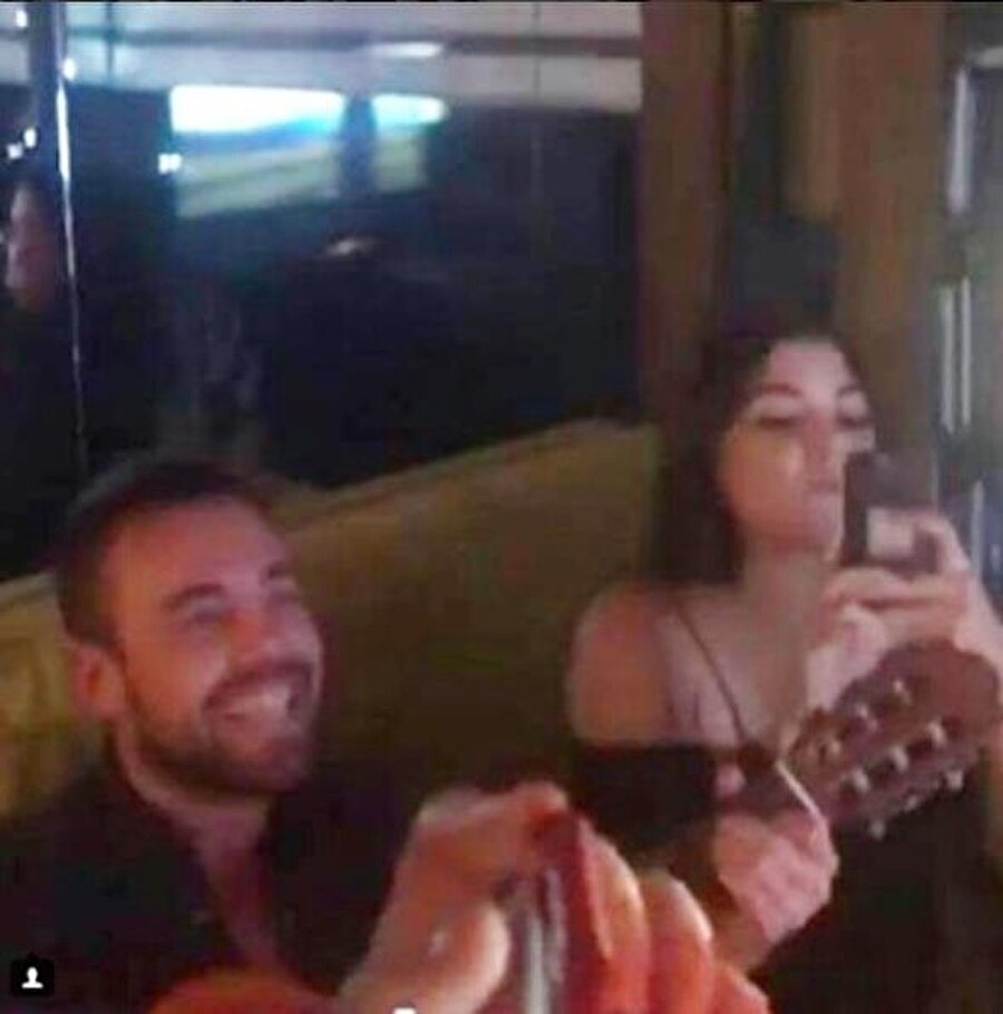 Aşkları belgelendi!
İkilinin aynı karede göründüğü fotoğraf ise sosyal medyada paylaşıldı. Erçel'in ablasının doğum gününde çekilen bu fotoğraf gündeme oturdu.