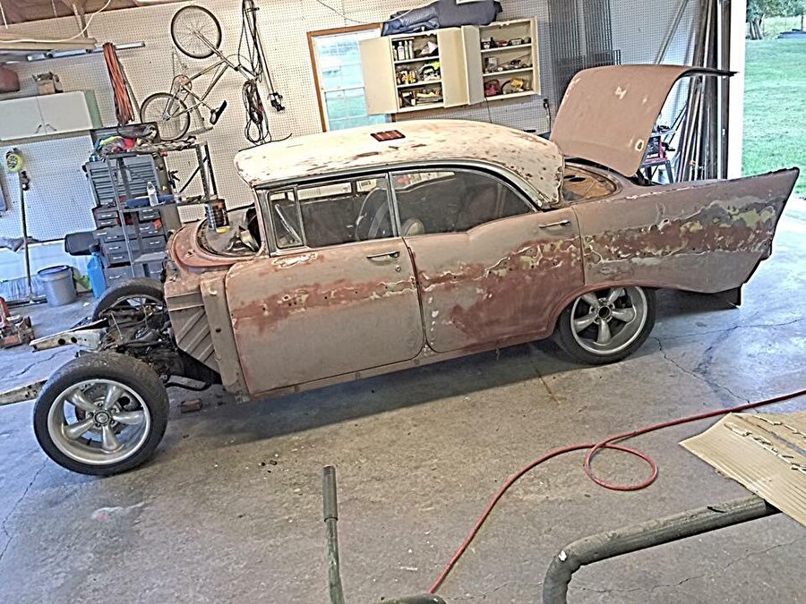 1957 yılında imal edilen Chevy Bel Air marka otomobilin restore edilmiş hali görenleri şaşkınlığa uğrattı. 

                                    
                                