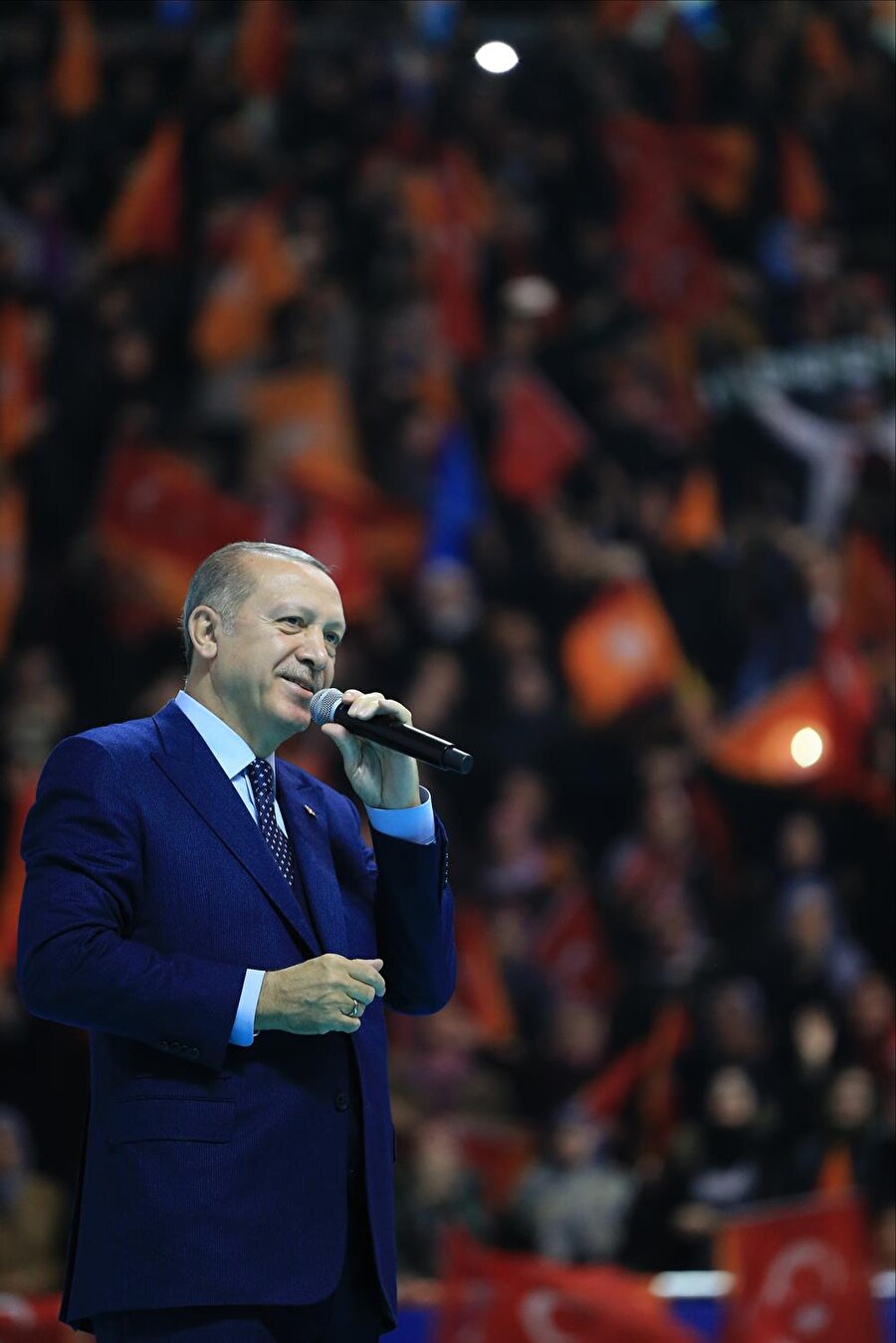Cumhurbaşkanı Erdoğan: Karşımıza kim çıkarsa çıksın ezer geçeriz

                                    Cumhurbaşkanı Erdoğan, Zeytin Dalı Harekatına ilişkin, "Çok kısa sürede tamamlanacak" dedi. Cumhurbaşkanı HDP'nin çağrısına ilişkin, "Meydanlara çıkma yanlışına düşenler olursa bedelini çok ağır öderler. Karşımıza kim çıkarsa çıksın ezer geçeriz" açıklamasını yaptı.
                                