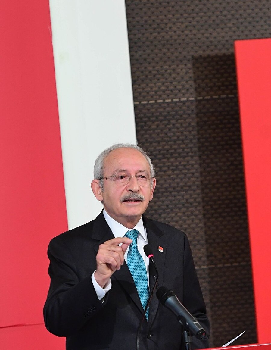 CHP Genel Başkanı Kemal Kılıçdaroğlu'ndan 'Zeytin Dalı Harekatı' açıklaması

                                    CHP Genel Başkanı Kemal Kılıçdaroğlu, Zeytin Dalı Harekatı'na ilişkin, "Bugün Afrin’de çarpışan askerlerimize sadece ve sadece şimdilik şu dilekte bulunuyoruz: Allah onların yardımcıları olsun." değerlendirmesini yaptı.
Almanya'da belgesel galasında konuşan Kılıçdaroğlu'nun harekatı destekleyici sözleri salonda bulunan bazı kişiler tarafından protesto edildi.
                                