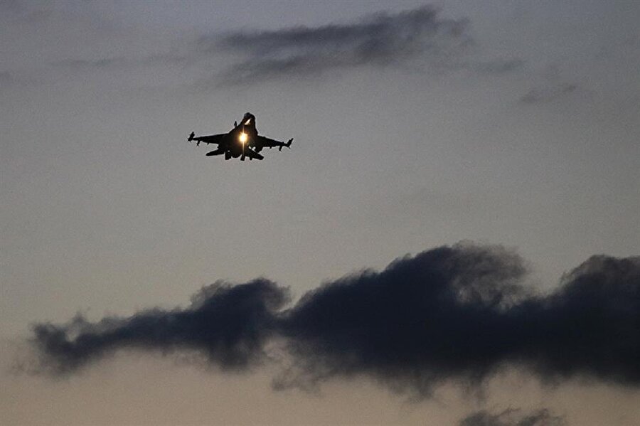 Afrin uçaklarla bombalandı.