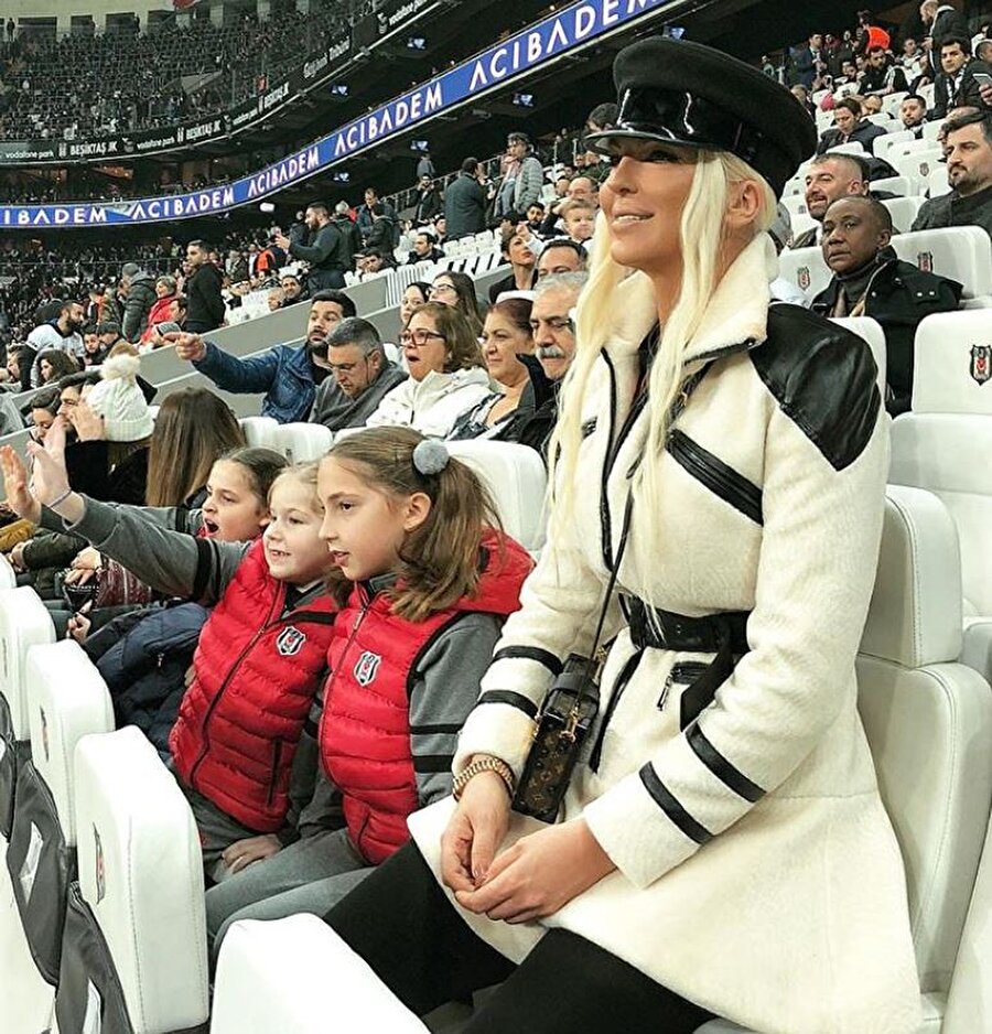 Jelena Karleusa yemek ısıtırken saçlarını yaktı! Nasıl mı?