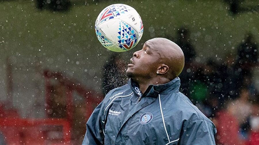 Kariyerine Watford'un 18 yaş kategorisinde başlayan 35 yaşındaki Adebayo, ufak bir Kolombiya deneyimi dışında İngiltere'nin dışında forma giymezken, Premier Lig'de de hiç forma şansı yakalayamadı. Kariyeri boyunca oldukça fazla kulüp değiştiren bu koca adam, genellikle İngiltere'nin alt liglerinde forma giydi.
