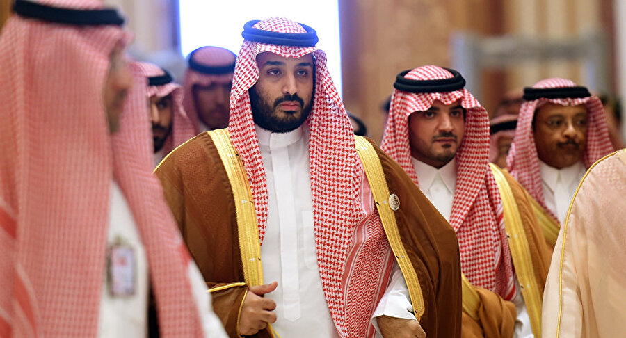 SUUDİ ARABİSTAN'DA YAPILAN PRENS AVININ PARASAL KARŞILIĞI: 100 Milyar Dolar
Suudi Arabistan’da 11
prens, 28 eski ve yeni
bakan, 200 üst düzey kişi
ve iş adamı tutuklandı veya
haklarında soruşturma
açıldı. 2 bin kişinin banka
hesabı donduruldu. Suudi
Arabistan’daki prens avı
operasyonunun parasal
karşılığının 100 milyar dolar
olduğu biliniyor.