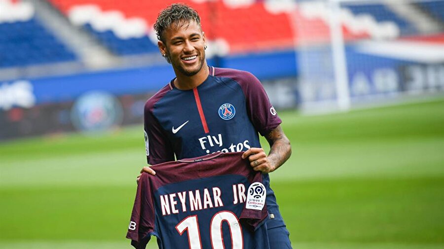 YILIN TRANSFER REKORU NEYMAR: 222 Milyon Euro
Barcelona’nın
ünlü forveti
Neymar, 222
milyar euro rekor
transfer ücretiyle
Barcelona’dan
Paris St. German’e
geçti. 25 yaşındaki
yıldız oyuncu
Fransız ekibiyle
5 yıllık resmi
sözleşme imzaladı.
Neymar’ın Paris St.
German formasıyla
yılda 45 milyon
euro kazanması
bekleniyor. Mali
fair play kurallarına
göre Avrupa
kulüpleri transfere
gelirlerinden en
fazla 30 milyon
euro daha fazla
harcayabiliyor.