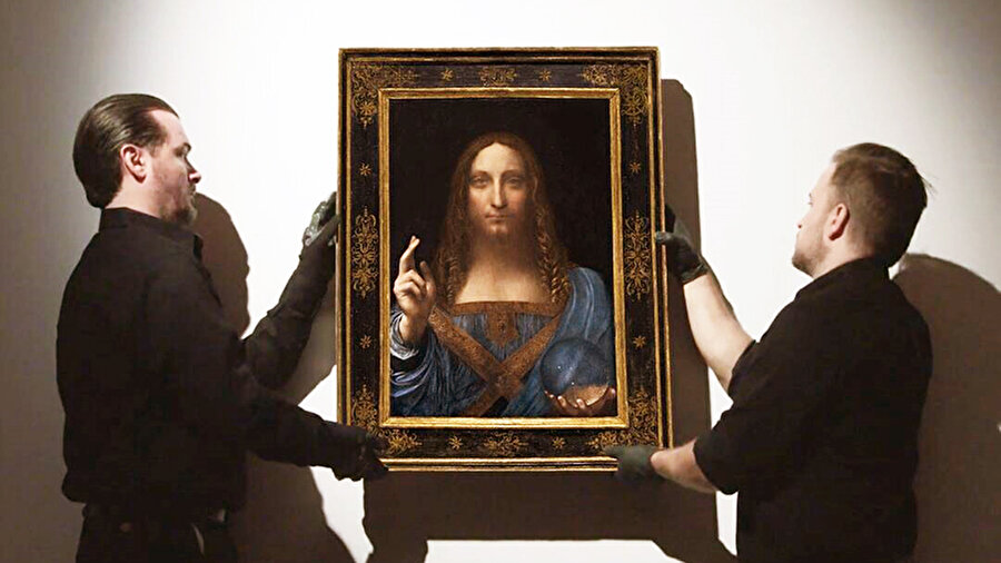 REKOR FİYATA SATILAN DA VİNCİ ESERİ: 450 Milyon Dolar
Leonardo Da Vinci’nin ‘Salvator
Mundi’ adlı tablosu 450 milyon
dolara alıcı bularak şimdiye kadar
bir açık artırmada en yüksek fiyata
satılan sanat eseri oldu.
Da Vinci’nin Hz. İsa’yı resmettiği
tablosu, New York’taki Christie’s
müzayede evi tarafından açık
artırmaya sunuldu. Adı ‘Dünya’nın
Kurtarıcısı’ anlamına gelen tablonun
alıcısı açıklanmadıysa da, basında
Suudi Arabistan Veliaht Prensi
Muhammed bin Selman’a çok yakın
bir ismin adı sıkça anıldı. 