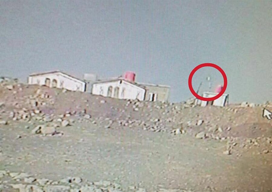 Zaytin Dalı Harekatı’nın başlamasının ardından Silopi bölgesi sınır karşısındaki Yankale’deki “sözde” PKK/ PYD karakolunda asılı olan PKK paçavrası indirildi, yerine beyaz bayrak çekildi.

                                    
                                    
                                    
                                    
                                    
                                
                                
                                
                                
                                