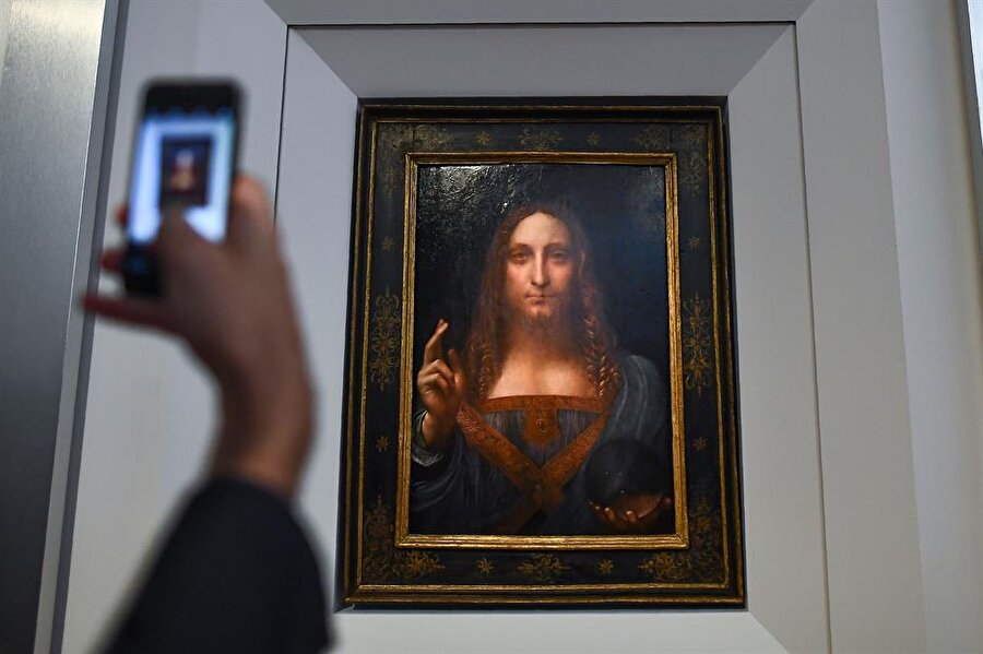 60 dolara aldığı tablo Leonardo Da Vinci’nin çıktı
Dünyanın en meşhur tablosu olan Mona Lisa’nın da ressamı Leonardo Da Vinci’nin yeni bir tablosu ortaya çıktı. 500 yıllık bu eser 1958 yılında Londra’da düzenlenen bir açık arttırmada 60 dolara alıcı bulmuştu. Salvador Mundi isimli tablo 1958’de satıldığında Leonardo Da Vinci’nin olduğu anlaşılmamıştı. Sonradan ortaya çıktığında ise değeri birden fırladı. 2 ay önce yapılan müzayedede Salvador Mundi isimli tablo tam 450 milyon dolara alıcı buldu. Bu satış tutarı bir sanat eseri için ödenen en yüksek meblağ olarak tarihe geçti.  