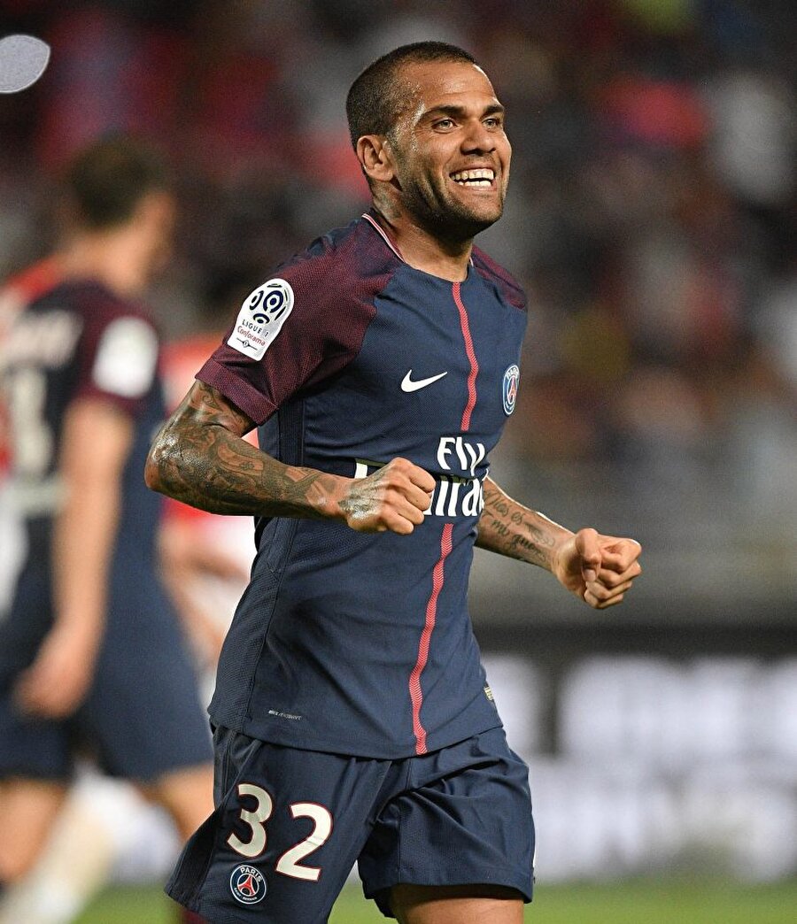 Dani Alves’in ceketi dudak uçuklattı! Peki, ama neden?