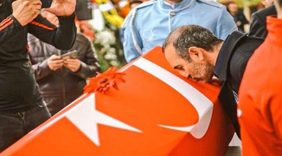 Bu fotoğrafın bedeli ağır oldu: Leonidis görevden alındı