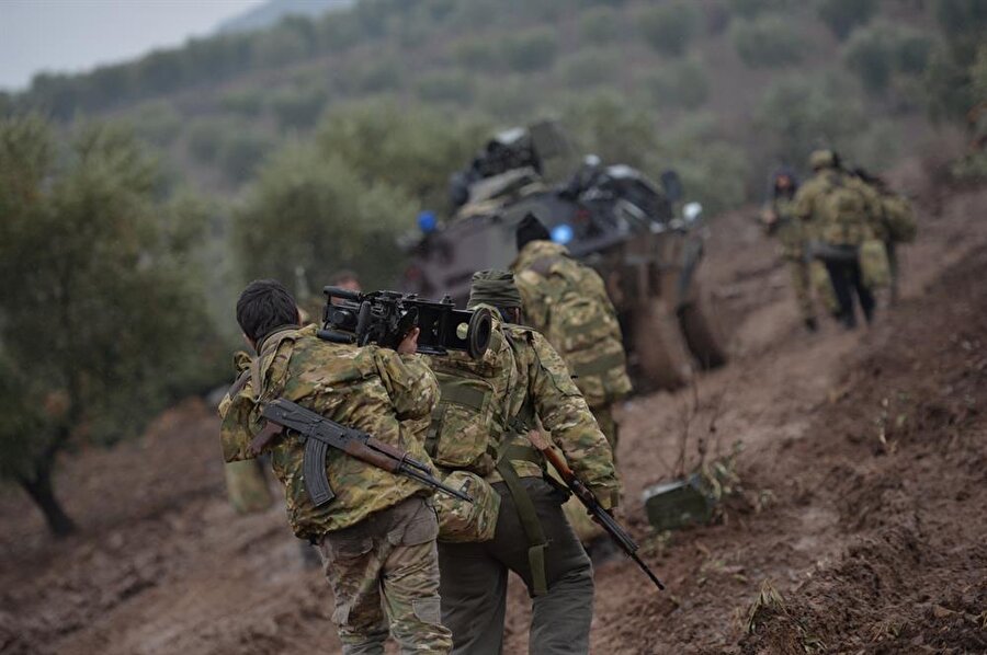 Afrin’de belediye hoparlöründen ‘kaçmayın’ anonsu

                                    Zeytin Dalı Harekatı’nın ilk 4 gününde 200’ün üzerinde teröristin öldürülmesi Afrin’i işgal eden teröristlerin morallerini bozdu. Afrin’de belediyelere ait hoparlörlerden terör örgütü militanlarına dağılmamaları, görev yerlerini terk etmemeleri ve motivasyonlarını kaybetmemeleri yönünde anonslar yapıldığı ortaya çıktı.
                                