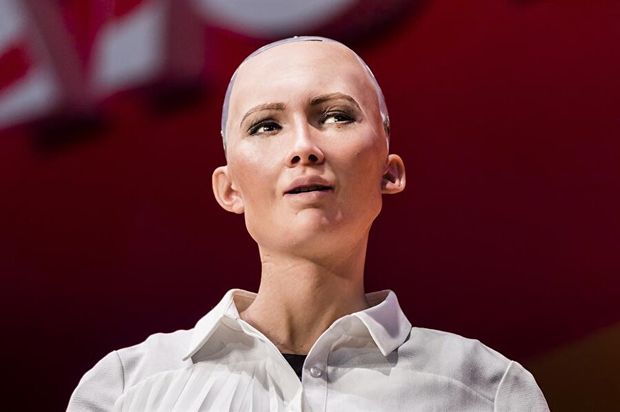 Dünyanın ilk robot vatandaşı Sophia, Türkiye'ye geliyor

                                    İnsansı robotlar konusunda çok önemli bir adım atarak robot Sophia’ya vatandaşlık veren Suudi Arabistan, bu sayede robotların gelişimi konusunda önemli bir kilometre taşı yerleştirdi. Hanson Robotics tarafından tanıtılarak robot Sophia, konuşma, konuşulanı anlama ve yapay zeka sayesinde sürekli kendini geliştirme özellikleriyle büyük bir ilgiyle karşılandı. Sophia, 19 Nisan tarihinde Uniq İstanbul’da gerçekleşecek etkinliğe katılarak Türkiye’ye ziyaret ettiği ülkeler konusunda öncülük vermiş olacak. Öyle ki ‘Birleşmiş Milletler Genel Kurul Üyesi’ olan Sophia, Avrupa’dan önce Türkiye’yi ziyaret etmiş olacak.
                                
