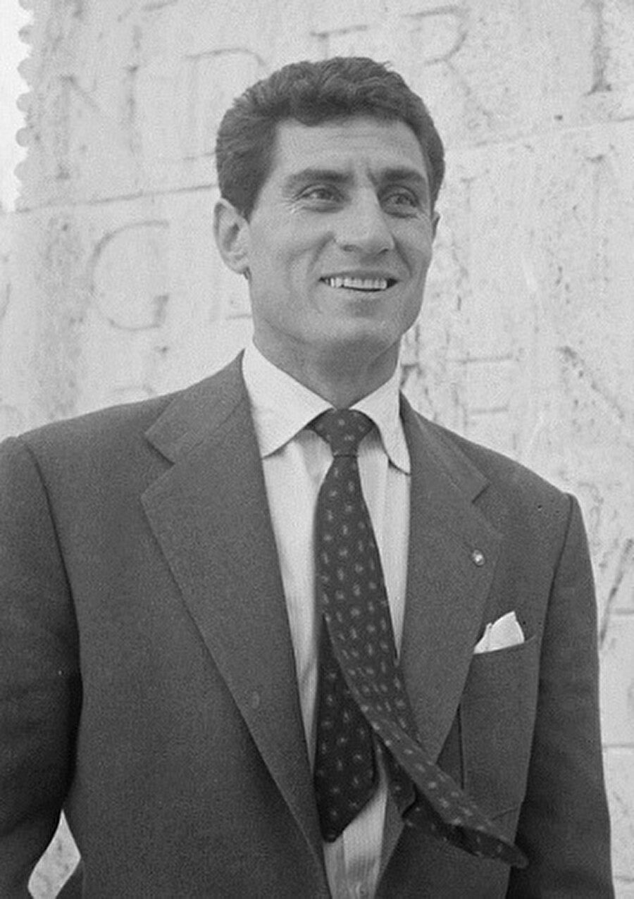 Lefter Küçükandonyadis

                                    
                                    
                                    1925 yılında dünyaya gelen Fenerbahçe'nin efsane ismi Lefter Küçükandonyadis'in de yolu Avrupa'ya düştü. Lefter, 1957'de Fenerbahçe'den Fiorentina'ya transfer oldu. İtalya'da başarılı bir performans sergileyen Lefter ardından Fransa'nın Nice takımına imza attı. Yıldız futbolcu 1953 yılında Fenerbahçe'ye döndü. 1964'te ise Lefter, AEK'te forma giydi.
                                
                                
                                