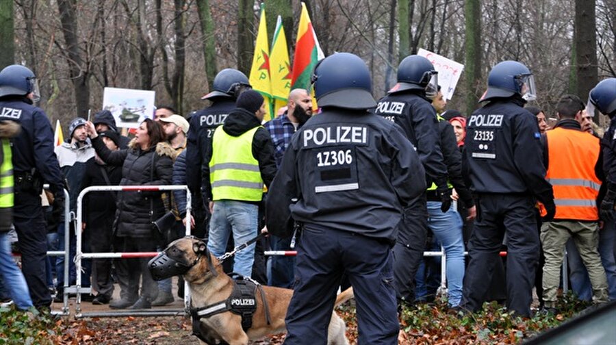 Terör örgütü PYD/PKK yandaşları Almanya'yı karıştırdı

                                    Almanya’nın başkenti Berlin’de Türkiye büyükelçiliği önündeki meydanda yaklaşık 300 terör örgütü yandaşı PYD/PKK paçavraları taşıdı ve slogan attı. Bu esnada terör yandaşlarına tepki göstermek için bir grup Türk olay yerinde toplanırken, terörist sempatizanları gurbetçilere saldırma girişiminde bulundu.
                                