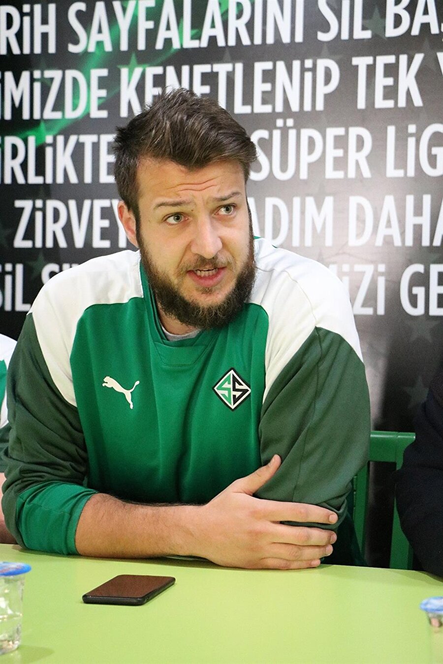 Batuhan Karadeniz Sakaryaspor'a yeniden imza attı!
Tecrübeli forvet oyuncusu Batuhan Karadeniz, kısa süre önce ayrıldığı Sakaryaspor'a yeniden transfer oldu. Karadeniz, şampiyonluk umudu ve inancı olduğu için geri döndüğünü ifade etti...