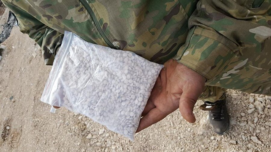 Teröristlerin bütün siperlerinden çok miktarda uyuşturucu hap ele geçirildi.