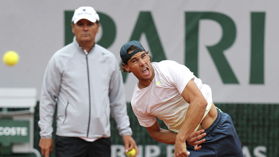 Nadal'ın tenisi seçmesinin sebebi ise amcası Toni'dir... 4 yaşında tenis oynamaya başlayan Nadal'ın halen koçluğunu amcası Toni yapıyor. 