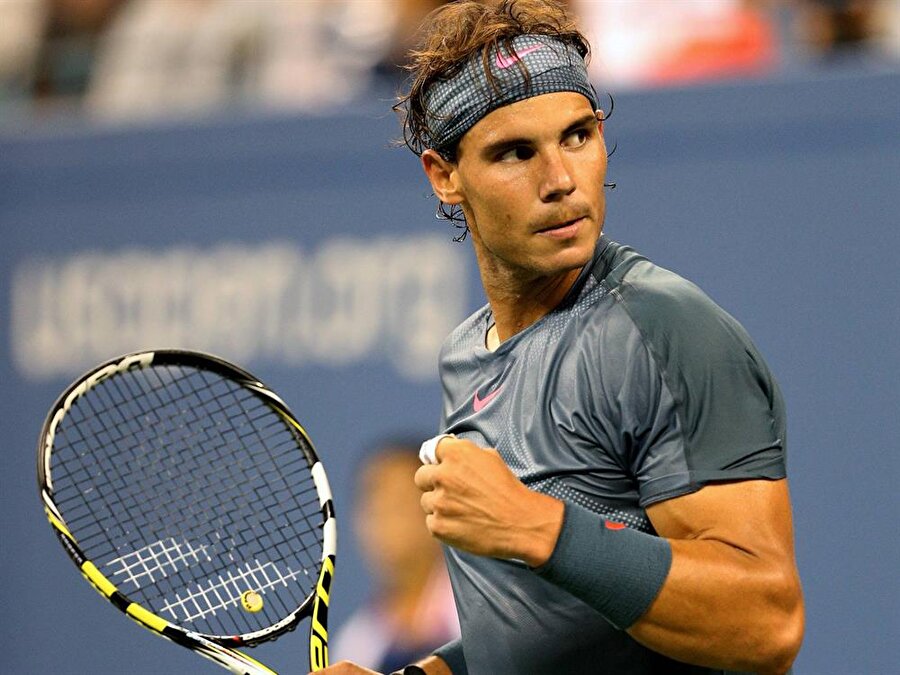Rafael Nadal; çim, toprak ve sert zeminde grand slam kazanan tek erkek sporcu unvanının sahibidir. 